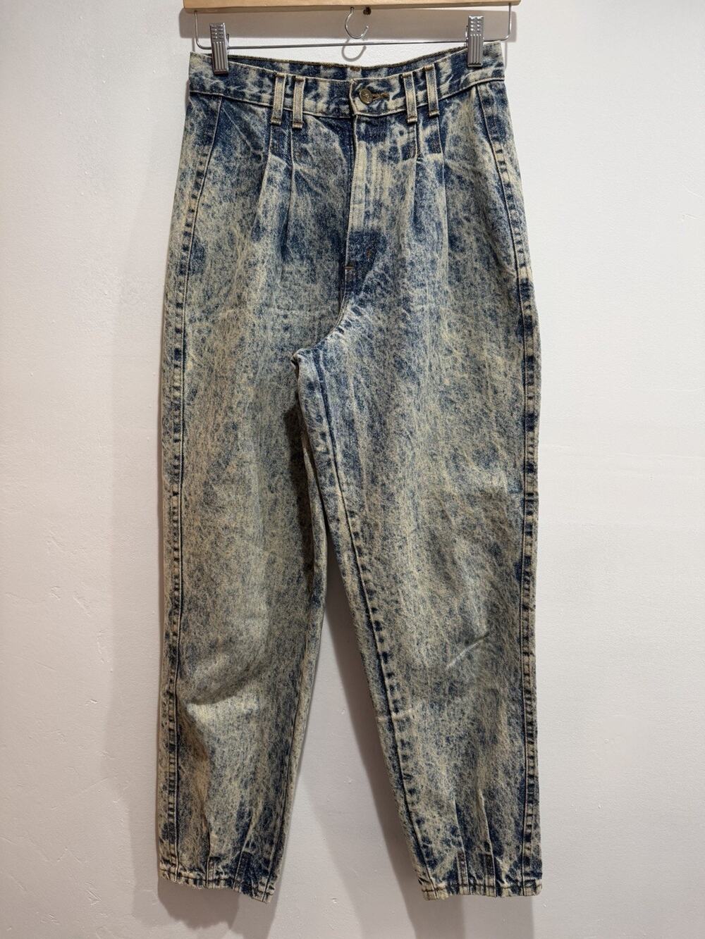 Chic Womens Jeans Acid Wash Pleated Front High Waisted No Pockets Size 26” Waist